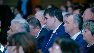 Депутаты ЗС участвуют в акции "Соберем ребенка в школу"